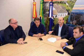 Prefeito anunciou troca da iluminação, que começa nesta sexta, pela Vila Anair