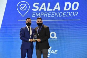 Secretário substituto de Desenvolvimento Econômico e Turismo, Iuri Camargo, recebeu certificação