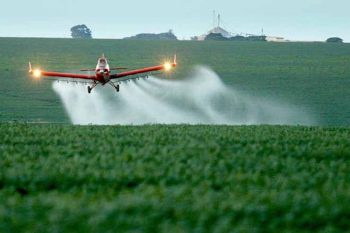 Aplicação de agrotóxico feita por avião | Foto AGÊNCIA BRASIL