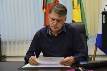 Prefeito em exercício Maurício Medeiros assinou prorrogação do contrato com a Corsan de 2054 para até 2062