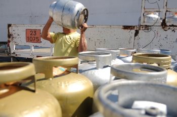Ação da Petrobras promovida pela Refap garante gás de cozinha e comida na mesa de famílias vulneráveis no entorno da refinaria. Foto: Divulgação