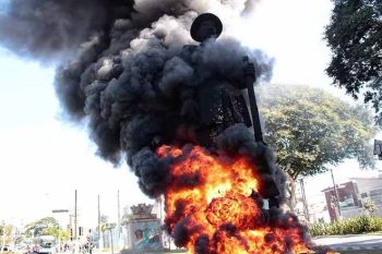 Coletivo Revolução Periférica incendiou estátua de Borba Gato, em Santo Amaro, como ato político à memória do bandeirante | Foto LUCAS MARTINS | Jornalistas Livres