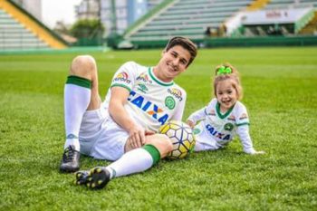 Filipe, com a filha Antonella. Jogador nascido em Gravataí era zagueiro no time da Chapecoense