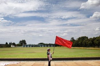 Apoiadora do PT diante do Palácio do Alvorada antes de declaração de Dilma Rousseff sobre impeachment