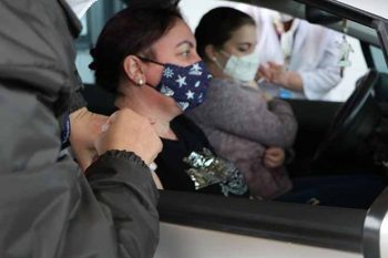 Ação é realizada por meio de drive-thru na General Motors até às 16h desta sexta para os profissionais da educação infantil ao 5º ano, das redes estadual e privada, ativos em sala de aula
