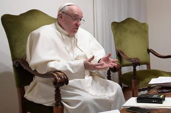 O papa Francisco, durante a entrevista | Foto LOSSERVATORE ROMANO
