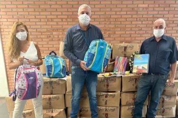 Mochilas, cadernos, canetas e lápis estão entre os materiais presentes nos 118 kits recebidos pela Prefeitura
