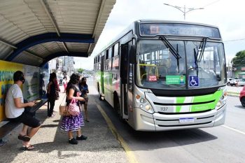 O usuário clica no ponto desejado e o aplicativo mostra a previsão dos próximos ônibus