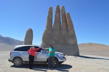 Mesquita, Verginia e a Mão do Deserto, escultura localizada no Deserto de Atacama, no Chile