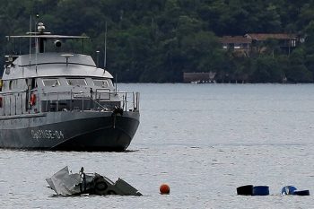 Um barco da Marinha no lugar da queda da aeronave, na costa de Paraty