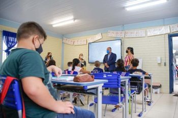 Prefeito em exercício foi acompanhado pela secretária municipal da Educação, Magda Ely