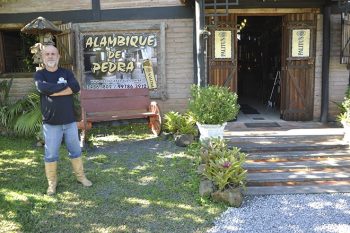 Palito, como Sidinei Roberto Silva da Silva é chamado, idealizou e projetou o seu Alambique de Pedra no interior de Morungava