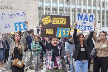 rvidores protestam em Porto Alegre contra o fim da Fundação de Economia e Estatística (FEE), uma das nove que serão extintas