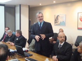 Carlito no Ministério da Saúde apresentando projeto de um hospital regional