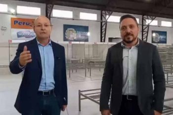 Prefeito Miki Breier e secretário da Saúde Dyego Matielo fizeram transmissão direto do hospital de campanha