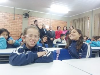 Josiane Pereira Flores, 9, e Maria Barbieri de Souza, 10, da 4ª série, na sala e nas classes novas