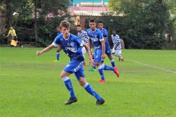 Jovem radicado no Parque Florido, na aldeia dos anjos, Sérgio Leonardo (com o uniforme do Aimoré de São Leopoldo) vai atravessar o Atlântico para fazer o que mais gosta: jogar bola