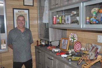 Américo mantém em uma sala de sua casa, que chama de escritório, lembranças dos tempos em que serviu à Brigada Militar, de soldado até primeiro-tenente