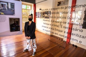 A artista plástica e tatuadora Bruma Rodriguez é a responsável pelas peças que compõe a mostra na Villa Mimosa. Foto: Gustavo Garbino/EComPMC