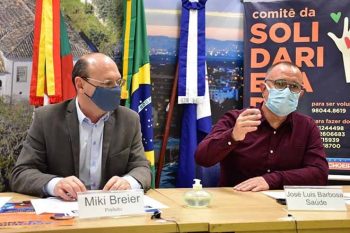 Prefeito Miki Breier e secretário da Saúde José Luis Barbosa em live