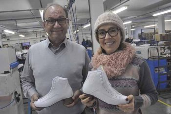 Iloir e Valeska Fasolo, empresários donos da Rye Patins, mostram produto em confecção na fábrica que exporta para o mundo