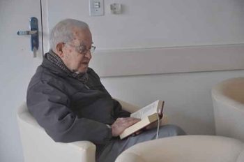 Padre Luiz Melo, aos 92 anos, é um dos internos no Lar Sacerdotal que fica junto ao Seminário São José, em Gravataí. A casa completou 30 anos em agosto passado.