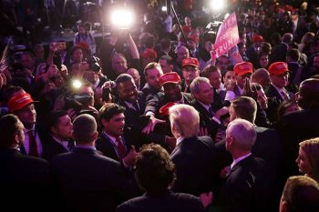 Trump cumprimenta público depois do discurso de vitória | Foto CHIP SOMODEVILLA