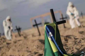 Ativistas colocam cruzes na praia de Copacanbana para criticar o manejo da crise pelo Governo durante manifestação em junho