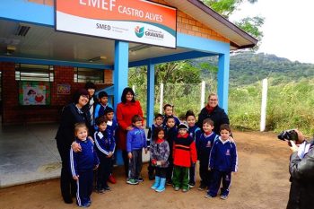 Sônia, à esquerda, com alunos da escola Castro Alves