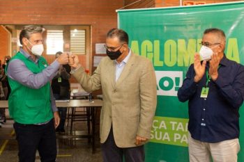 Martini, Jairo e Nedy, na entrega dos cartões do Auxílio Emergencial: por coincidência, os três nomes fortes do governo fazem aniversário no mesmo dia. Foto: Divulgação/PMC