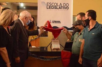 Seu Zequinha Andrade (de boina) descerrou placa em homenagem ao filho falecido, vereador Roberto Andrade