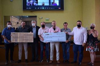 Ex-presidente Alan entregou cheques simbólicos a prefeito e superintendente da Santa Casa