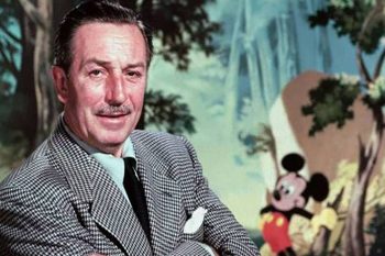 Walt Disney e Mickey Mouse ao fundo