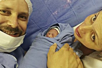 Wagner e Alessandra, com o recém-nascido Abner, que impediu o pai de assistir o embate entre os prefeituráveis de Gravataí