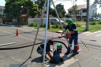 Operação de vistoria previne entupimentos e obstruções; lixo fora do lugar, no entanto, é principal problema nas redes. Foto: Divulgação
