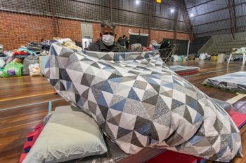 Espaço aberto no final de junho para abrigar moradores de rua segue até domingo, dia 2, mas pode ter período prorrogado se frio não der uma trégua. Foto: Gustavo Garbino/EComPMC