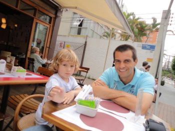 Evandro, com o filho, quer paz na política