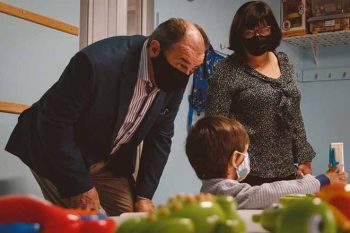 Prefeito Luiz Zaffalon e secretária da Educação Sonia Oliveira com o pequeno João Pedro, na volta às aulas