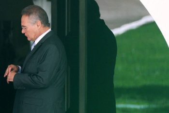 Renan, na porta da sua casa, no dia em que o STF julga seu afastamento | Foto A.MACHADO