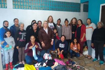 Presidente do Clube de Mães Cruzeiro do Sul II reuniu mulheres para que retirassem as peças de acordo com a necessidade