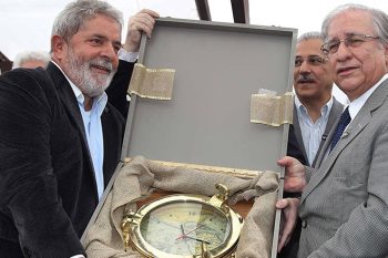 Lula é presenteado com um relógio durante visita a Itajaí, em 2010