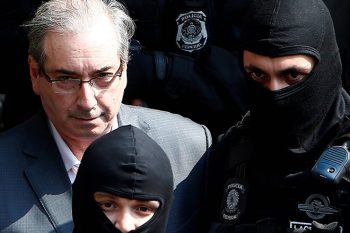 Cunha escoltado por policiais | Foto RODOLFO BUHRER