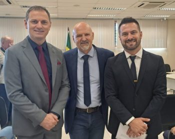 Vice-prefeito eleito, Maninho Fauri (E), com o ex-prefeito e deputado estadual Valdir Bonatto e o prefeito eleito de Viamão, Rafael Bortoletti, na diplomação