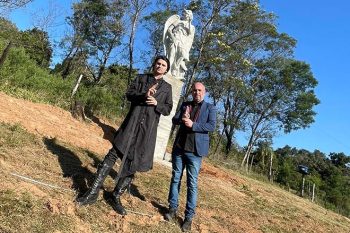 Mestre Lukas (D) e Tata Hélio de Astaroth e Mestre Lukas, em frente ao monumento a Lúcifer, são organizadores do seminário