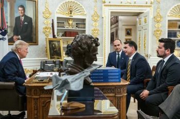 trump com flávio e eduardo bolsonaro e paulo figueirede casa branca