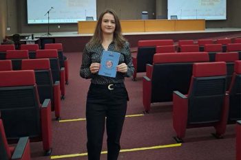Funcionária concursada, Teresa Azambuya é conselheira da Escola do Legislativo e autora da obra