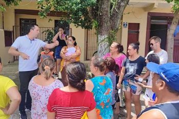 Prefeito Cristian conversando, neste domingo, com moradores da Espírito Santo atingidos pelo temporal