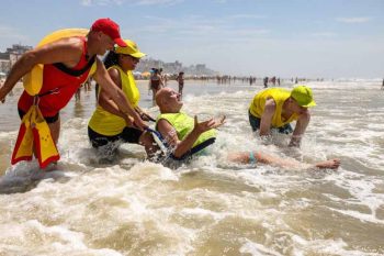 z1 Norberto acredita que os banhos de mar na cadeira anfíbia também podem ajudar na sua reabilitação | Foto Gustavo Mansur
