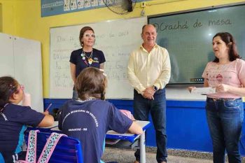 Zaffa e secretária da Educação Aurelise Braun na sala de aula