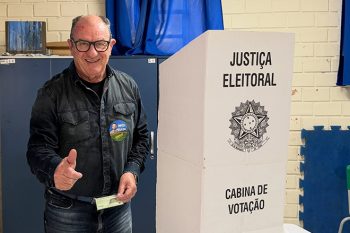 Prefeito de Gravataí, Luiz Zaffalon, votando no primeiro turno da eleição